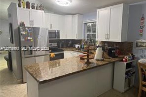 Villa ou maison à louer à Hialeah, Floride: 4 chambres, 178 m2 № 2085530 - photo 25