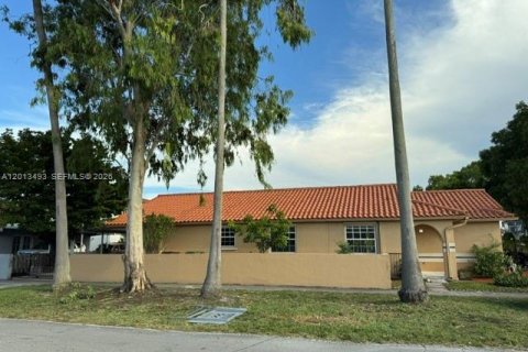 Villa ou maison à louer à Hialeah, Floride: 4 chambres, 178 m2 № 2085530 - photo 5