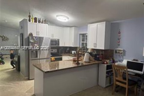 Villa ou maison à louer à Hialeah, Floride: 4 chambres, 178 m2 № 2085530 - photo 24