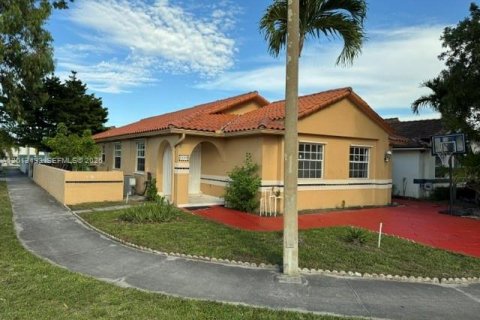 Villa ou maison à louer à Hialeah, Floride: 4 chambres, 178 m2 № 2085530 - photo 2