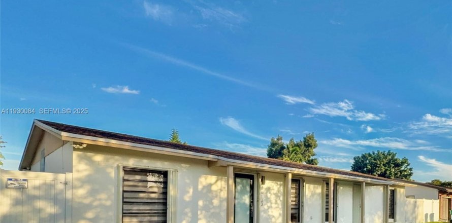 Дом в Пальметто-Бей, Флорида 3 спальни, 150.5м2 № 2034206