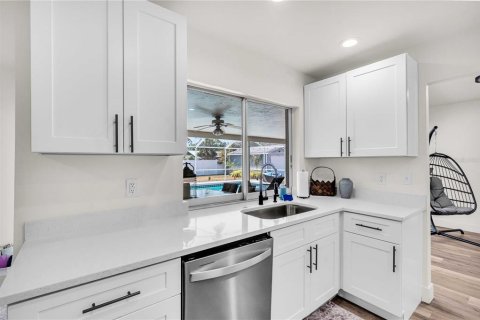 Villa ou maison à vendre à Sarasota, Floride: 4 chambres, 156.08 m2 № 2306336 - photo 12