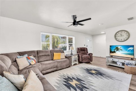 Villa ou maison à vendre à Sarasota, Floride: 4 chambres, 156.08 m2 № 2306336 - photo 3