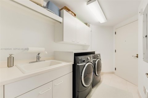 Снять в аренду кондоминиум в Корал-Гейблс, Флорида 3 спальни, 254.55м2, № 1987055 - фото 20