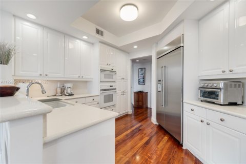 Снять в аренду кондоминиум в Корал-Гейблс, Флорида 3 спальни, 254.55м2, № 1987055 - фото 6