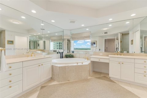 Снять в аренду кондоминиум в Корал-Гейблс, Флорида 3 спальни, 254.55м2, № 1987055 - фото 13