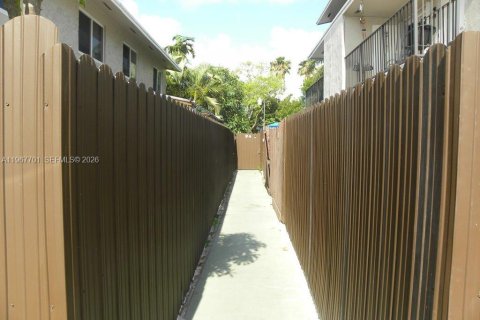 Condo in Miami, Florida, 2 bedrooms  № 2042719 - photo 4