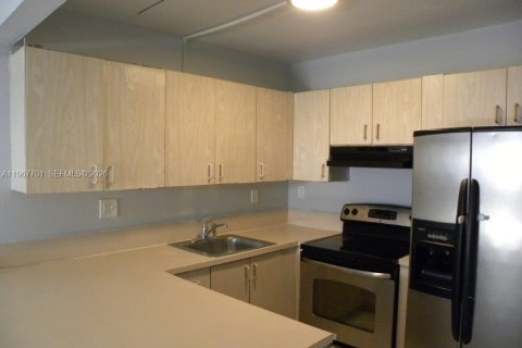 Condo in Miami, Florida, 2 bedrooms  № 2042719 - photo 5