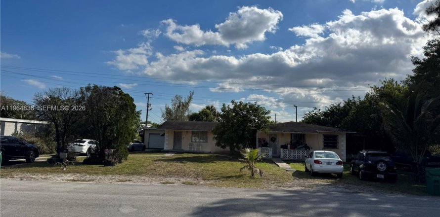 Commercial property in Miami, Florida 243.87 sq.m. № 2026100