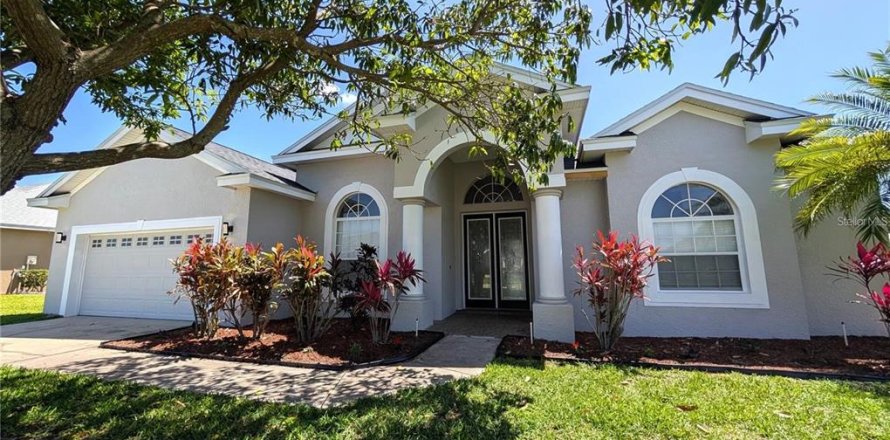 House in Winter Haven, Florida 4 bedrooms, 234.58 sq.m. № 2394354
