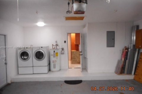 House in Sunrise, Florida 4 bedrooms, 166.39 sq.m. № 2074515 - photo 12
