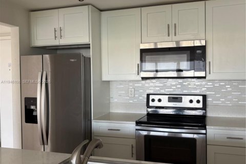 Condominio en alquiler en Miami, Florida, 2 dormitorios, 91.97 m2 № 2002447 - foto 10