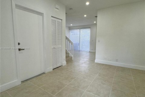 Townhouse in Pembroke Pines, Florida 3 bedrooms, 142.05 sq.m. № 1941004 - photo 3
