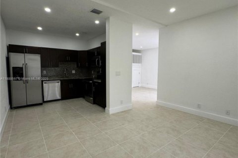 Townhouse in Pembroke Pines, Florida 3 bedrooms, 142.05 sq.m. № 1941004 - photo 8