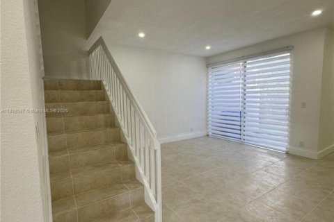 Townhouse in Pembroke Pines, Florida 3 bedrooms, 142.05 sq.m. № 1941004 - photo 4