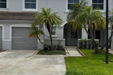 Townhouse in Pembroke Pines, Florida 3 bedrooms, 142.05 sq.m. № 1941004 - photo 1