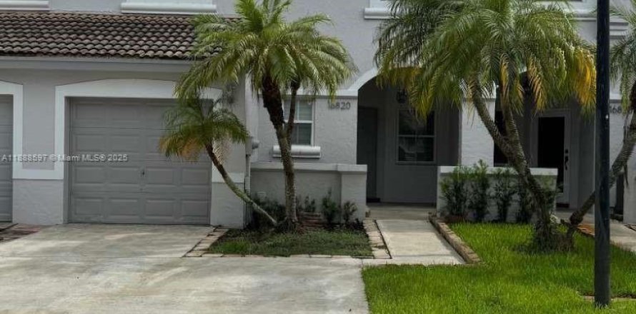 Townhouse in Pembroke Pines, Florida 3 bedrooms, 142.05 sq.m. № 1941004