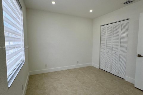 Townhouse in Pembroke Pines, Florida 3 bedrooms, 142.05 sq.m. № 1941004 - photo 13