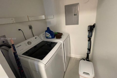 Condo in Aventura, Florida, 1 bedroom  № 1992117 - photo 11