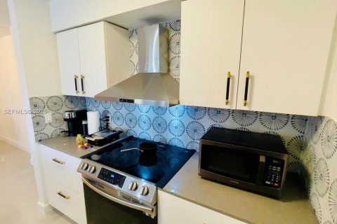 Condo in Aventura, Florida, 1 bedroom  № 1992117 - photo 10