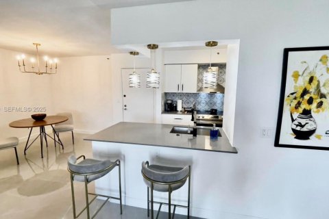 Condo in Aventura, Florida, 1 bedroom  № 1992117 - photo 9