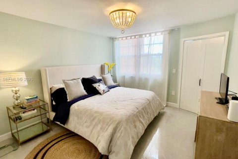 Condo in Aventura, Florida, 1 bedroom  № 1992117 - photo 12