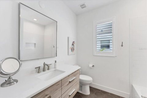 House in Sarasota, Florida 3 bedrooms, 237.37 sq.m. № 1755089 - photo 26