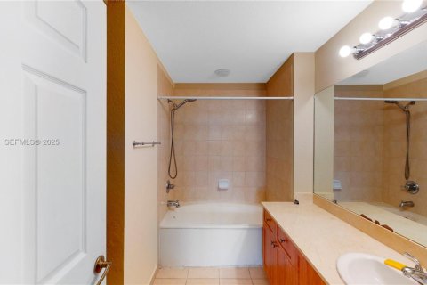 Condominio en alquiler en Doral, Florida, 3 dormitorios, 112.13 m2 № 1992947 - foto 8