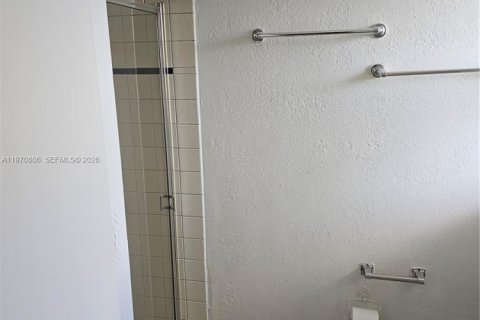 Condo in North Miami, Florida, 2 bedrooms  № 2031461 - photo 7