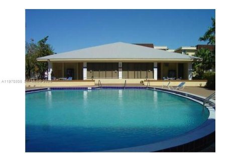 Condo in North Miami, Florida, 2 bedrooms  № 2031461 - photo 12