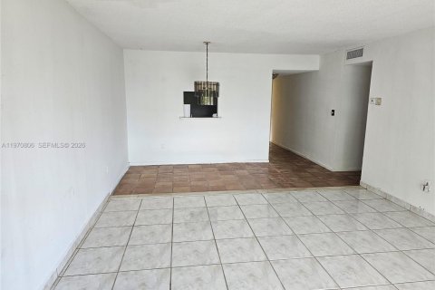 Condo in North Miami, Florida, 2 bedrooms  № 2031461 - photo 2
