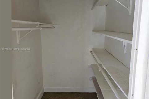 Condo in North Miami, Florida, 2 bedrooms  № 2031461 - photo 11