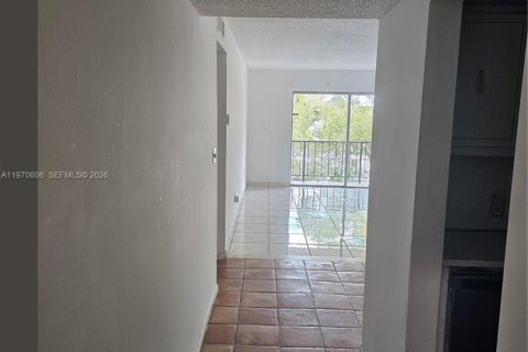 Condo in North Miami, Florida, 2 bedrooms  № 2031461 - photo 1