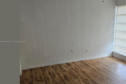 Condo in North Miami, Florida, 2 bedrooms  № 2031461 - photo 5