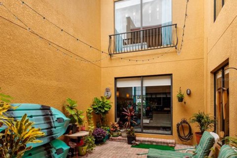 Townhouse in Saint Petersburg, Florida 3 bedrooms, 195.09 sq.m. № 1520242 - photo 15