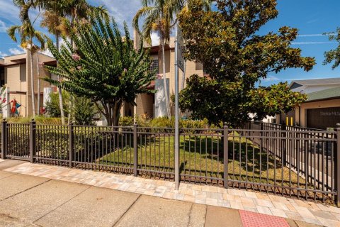 Townhouse in Saint Petersburg, Florida 3 bedrooms, 195.09 sq.m. № 1520242 - photo 2