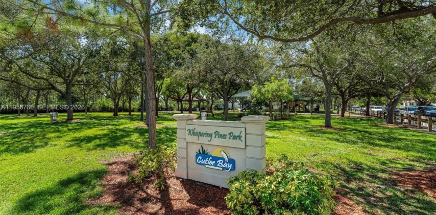 Casa en Cutler Bay, Florida 3 dormitorios, 161.84 m2 № 2010615