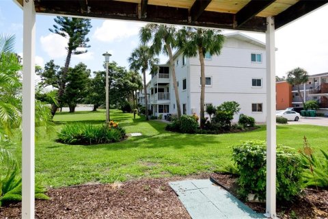 Condo in Bradenton, Florida, 1 bedroom  № 1840674 - photo 13