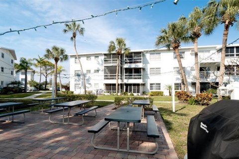 Condo in Bradenton, Florida, 1 bedroom  № 1840674 - photo 11