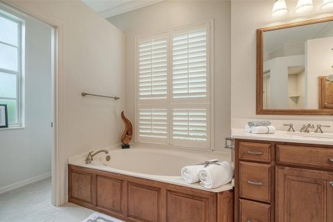 House in University Park, Florida 3 bedrooms, 249.54 sq.m. № 2393619 - photo 27