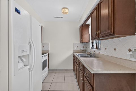 House in Orlando, Florida 3 bedrooms, 111.02 sq.m. № 2413942 - photo 12