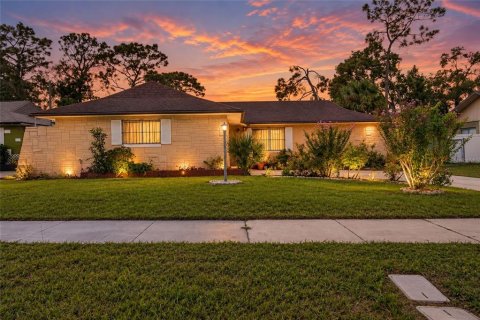 House in Orlando, Florida 3 bedrooms, 111.02 sq.m. № 2413942