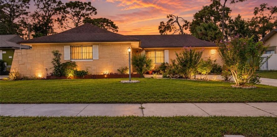 House in Orlando, Florida 3 bedrooms, 111.02 sq.m. № 2413942