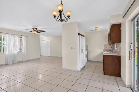 House in Orlando, Florida 3 bedrooms, 111.02 sq.m. № 2413942 - photo 7