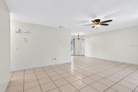 House in Orlando, Florida 3 bedrooms, 111.02 sq.m. № 2413942 - photo 2