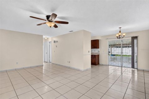House in Orlando, Florida 3 bedrooms, 111.02 sq.m. № 2413942 - photo 4