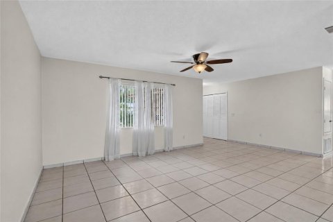 House in Orlando, Florida 3 bedrooms, 111.02 sq.m. № 2413942 - photo 3