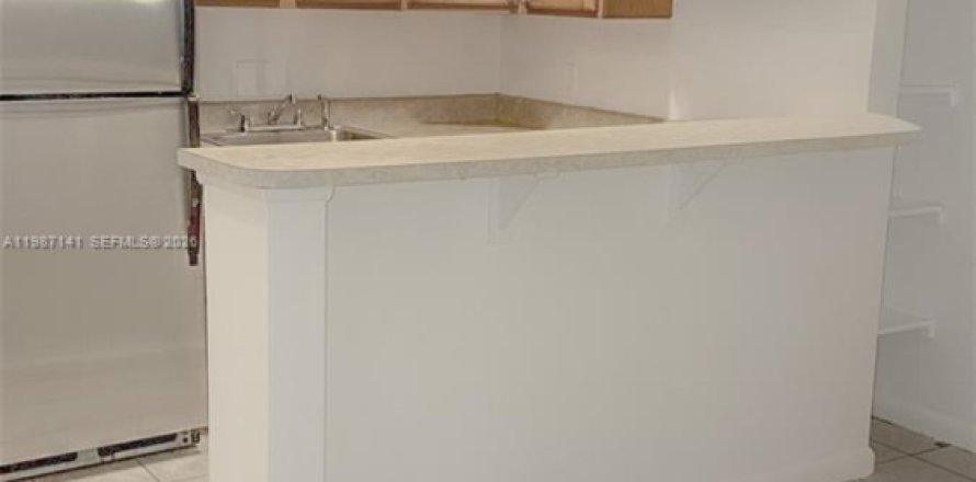 Condominio en Oakland Park, Florida, 1 dormitorio  № 2046611