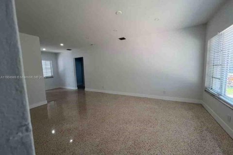 Купить коммерческую недвижимость в Корал-Гейблс, Флорида 240.15м2, № 1956087 - фото 5