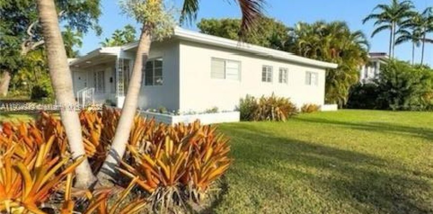 Коммерческая недвижимость в Корал-Гейблс, Флорида 240.15м2 № 1956087